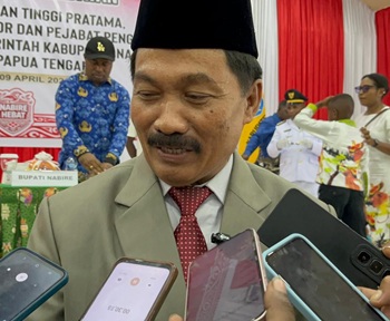 (Sekda Nabire, Yulianus Pasang, S.Pd., M.Pd)